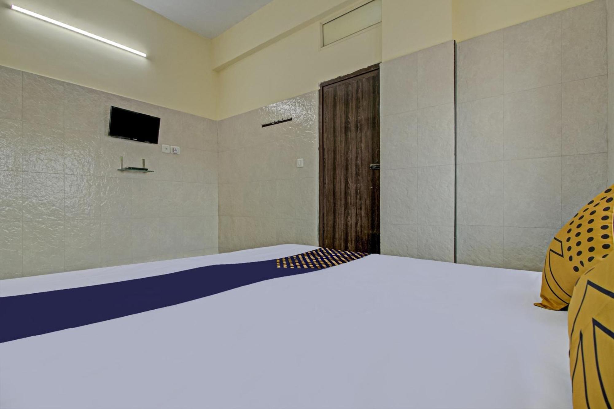 Spot On J P Tourist Home Kollam Exterior foto