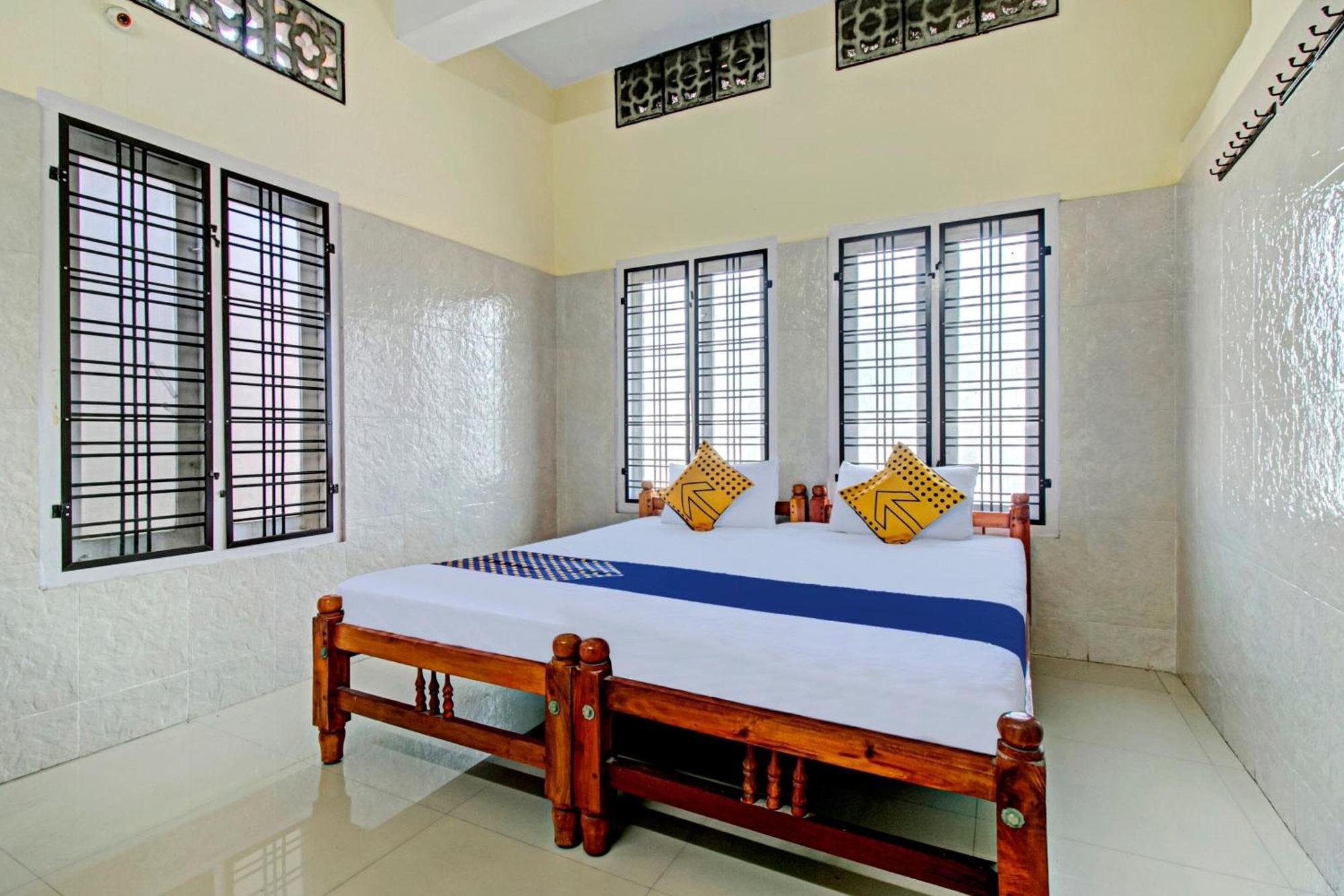 Spot On J P Tourist Home Kollam Exterior foto