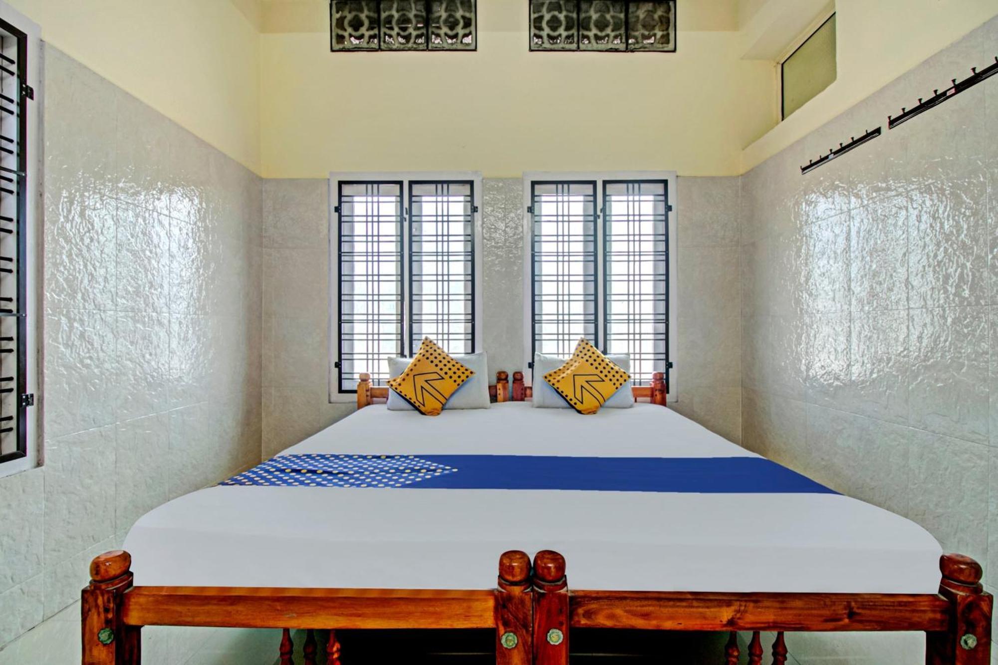 Spot On J P Tourist Home Kollam Exterior foto