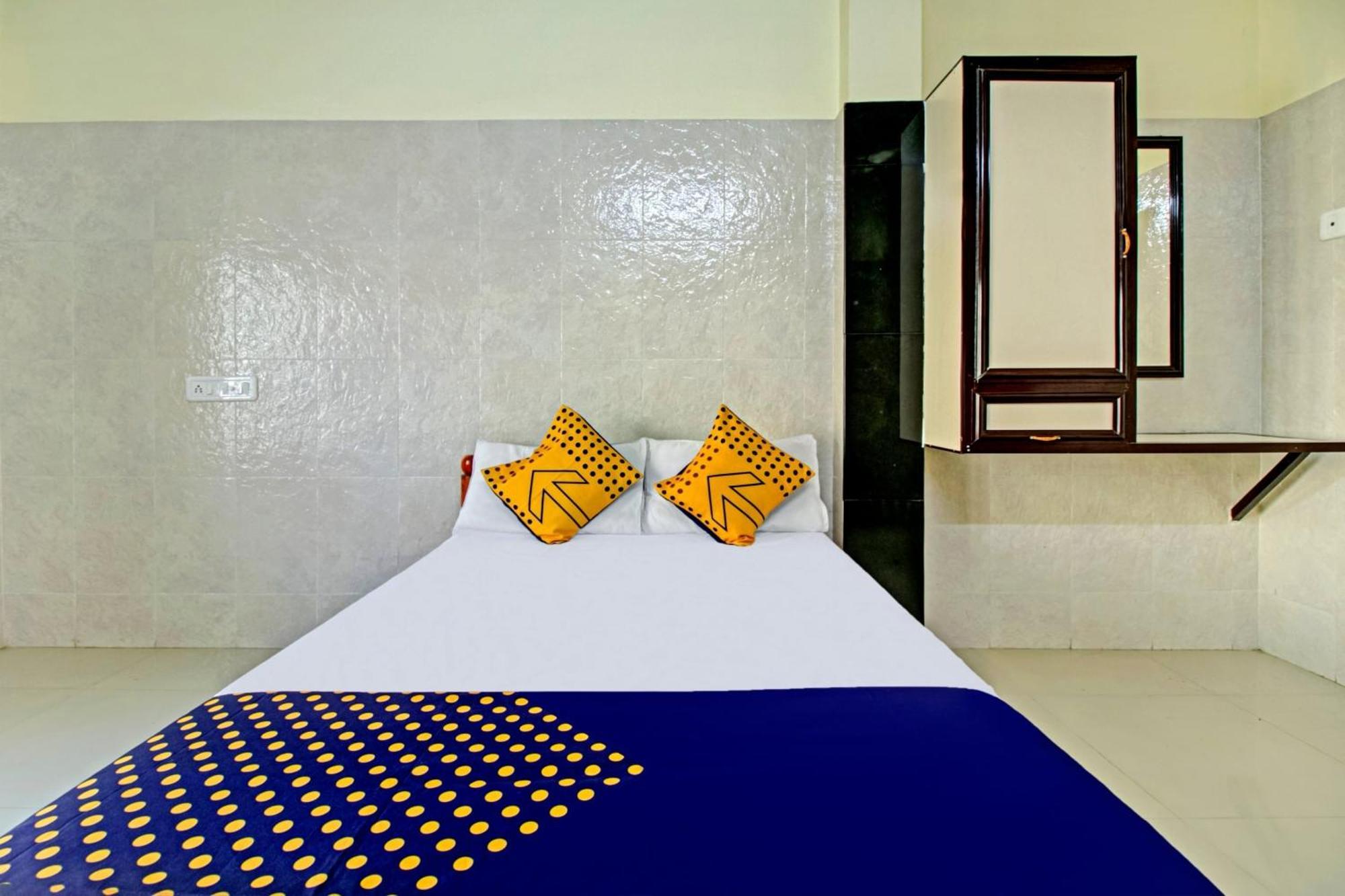 Spot On J P Tourist Home Kollam Exterior foto